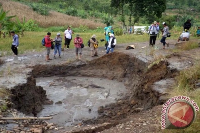 Peneliti sedang berada di lokasi semburan lumpur bercampur air dan gas di Desa Jari, Kecamatan Gondang, Kabupaten Bojonegoro. - Image