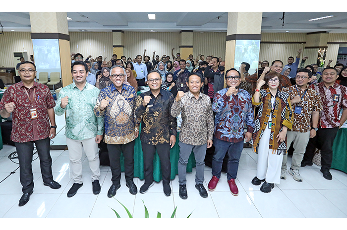 SOLUSI ATASI ISU: Kementerian Keuangan bersama Jawa Pos Media menggelar kelas jurnalistik di Gedung Keuangan Negara, Surabaya, Selasa (27/2). - Image