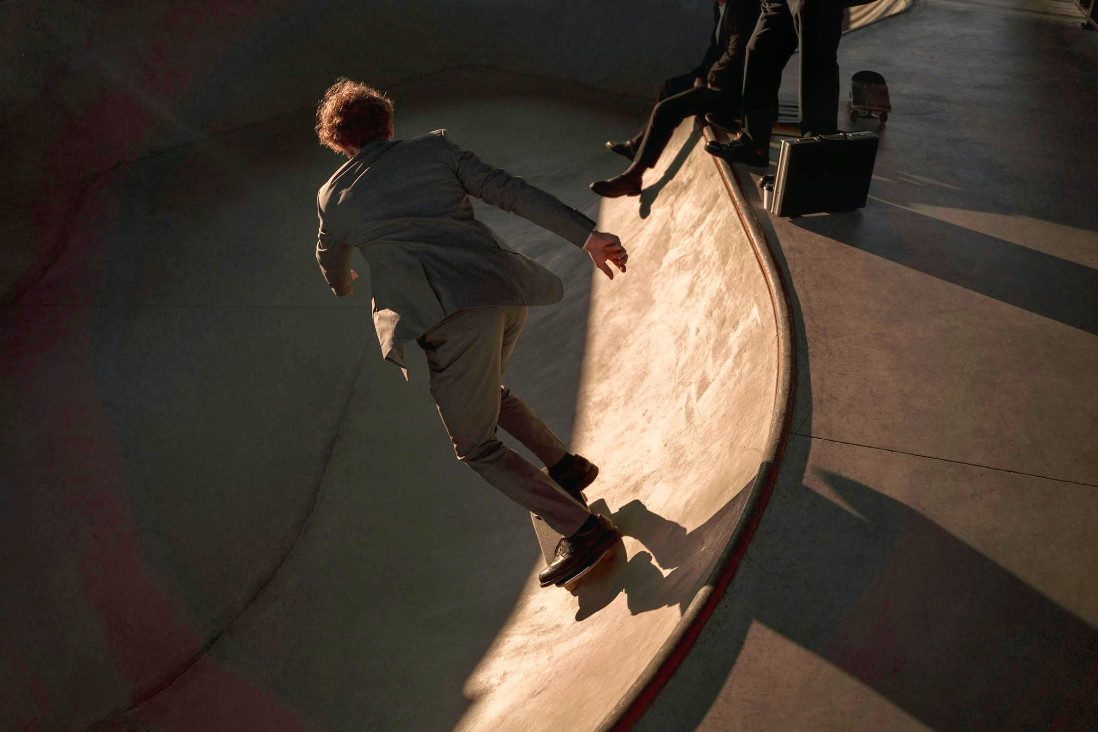 Ilustrasi seorang yang sedang bermain skateboard./Sumber Foto: (Pexels/cottonbro studio) - Image