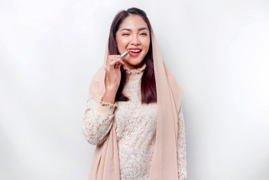 lustrasi perempuan muslim memakai lipstik saat puasa di bulan Ramadhan. - Image