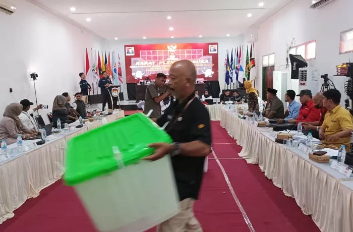 Suasana rekapitulasi pemilu tingkat kabupaten di Probolinggo pada hari Selasa (27/2). - Image