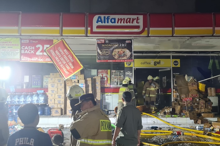 Sebuah mini market di Kota Bambu Selatan, Palmerah, Jakarta Barat, dilalap si jago merah. Api yang membumbung tinggi sempat membuat ledakan terdengar beberapa kali di lokasi kejadian. - Image