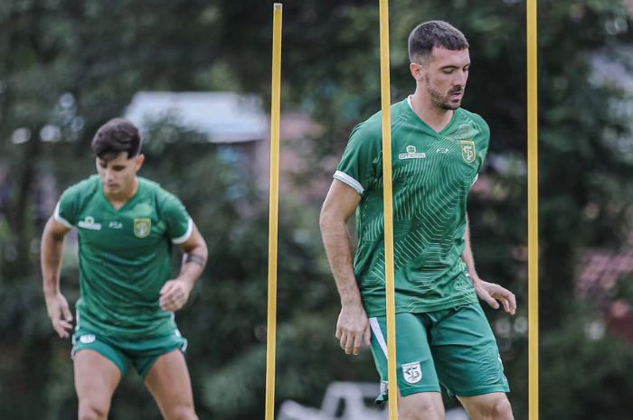 LUGAS: Dusan Stevanovic jadi pemain paling lugas dengan sapuan terbanyak di laga kontra PSM Makassar. (Persebaya Surabaya) - Image