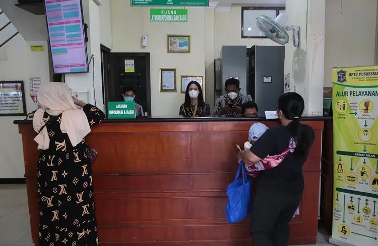 Dengan menggunakan E-Health, warga Surabaya dapat berobat tanpa antri di Puskesmas. (Radar Surabaya) - Image