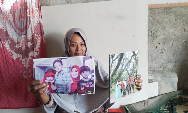 Suyanti, 38, menunjukkan foto Bintang Balqis Maulana semasa hidup bersama kakak-kakaknya. Dia berharap kasus kematiannya diusut seadil-adilnya. (Foto: Greta Wardani/JPRG) - Image