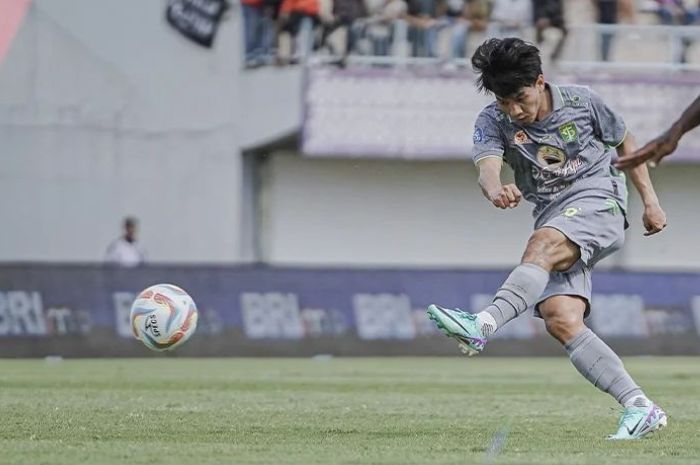 TANGGUH DAN CERDIK: Muhammad Iqbal jadi pemain paling tangguh dan cerdik dengan tekel terbanyak di laga kontra PSM Makassar. (Persebaya Surabaya) - Image