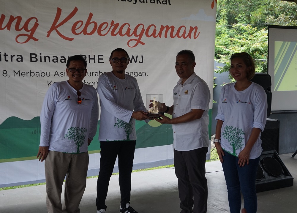 Manager Communication, Relations & CID Regional Jawa, Hari Setyono; Head of Communication, Relations & CID Zona 5 PHE ONWJ, R. Ery Ridwan; Kadisbudpar Kota Cirebon; Kadepkom SKK Migas, Nyimas Rikani. - Image