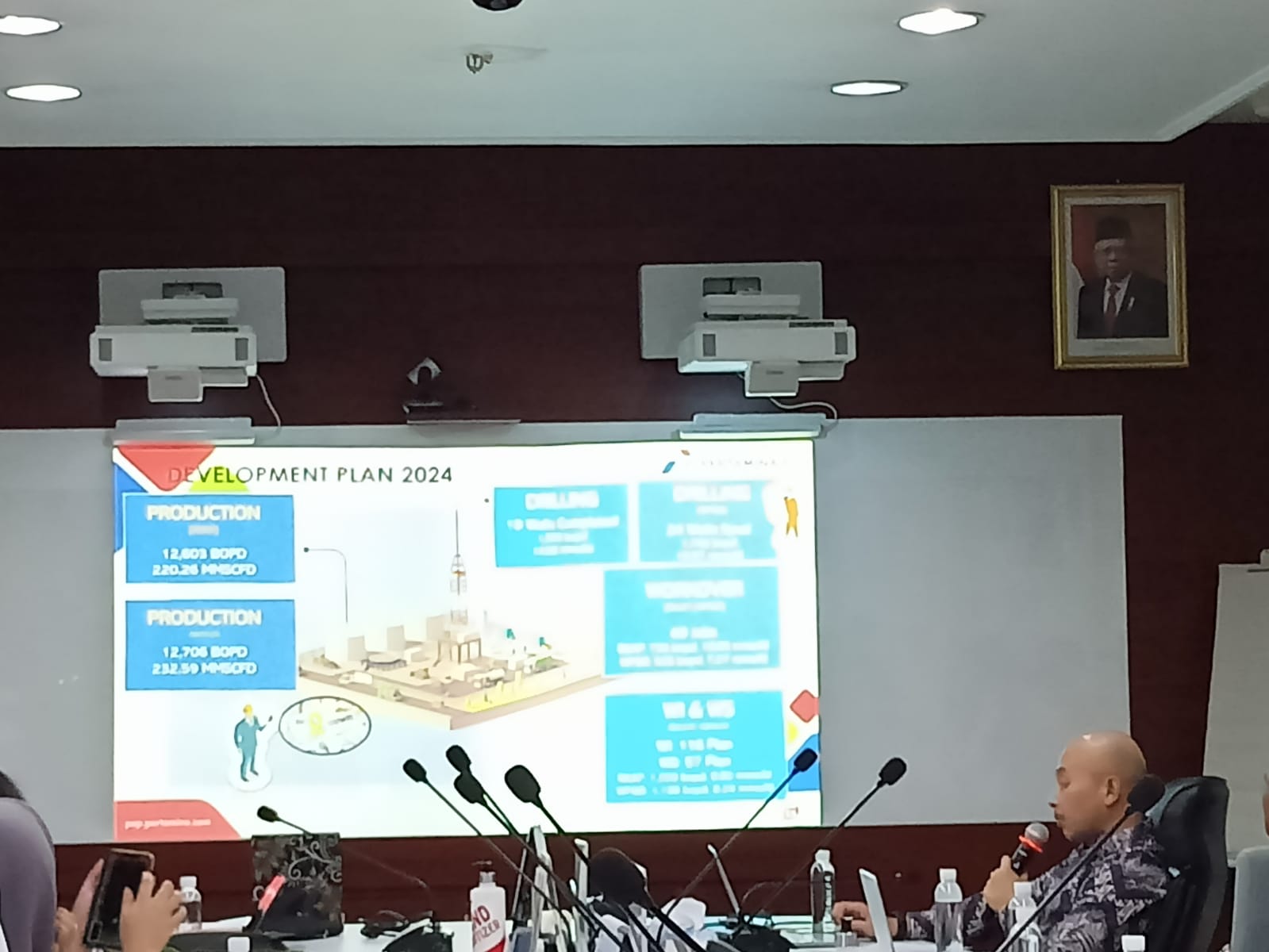 Senior Manager Production and Project PEP Zona 7 Sakti Parsaulian saat menjelaskan target 2024 di kantor Pertamina EP Zona 7, Cirebon, Jawa Barat, Rabu (28/2). - Image