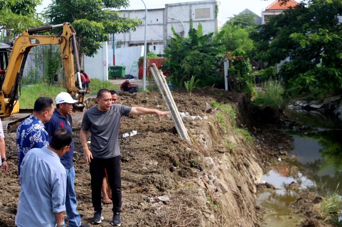 Wali Kota Surabaya Eri Cahyadi memimpin pengerjaan proyek pencegahan banjir. - Image