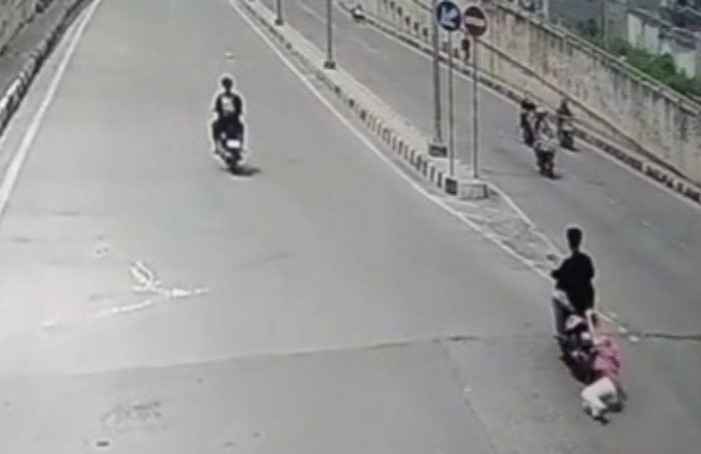 Tangkapan layar kamera pengawas pelaku curanmor menyeret perempuan di Jalan Raya Bosih, Kelurahan Wanasari, Kecamatan Cibitung, Kabupaten Bekasi, pada Selasa (28/2). - Image