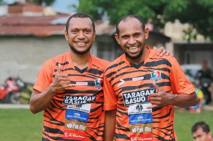 MEMORI MANIS: Erol Iba (kiri) dan Elie Aiboy memiliki memori manis di Ranah Minang. (Instagram Erol Iba) - Image