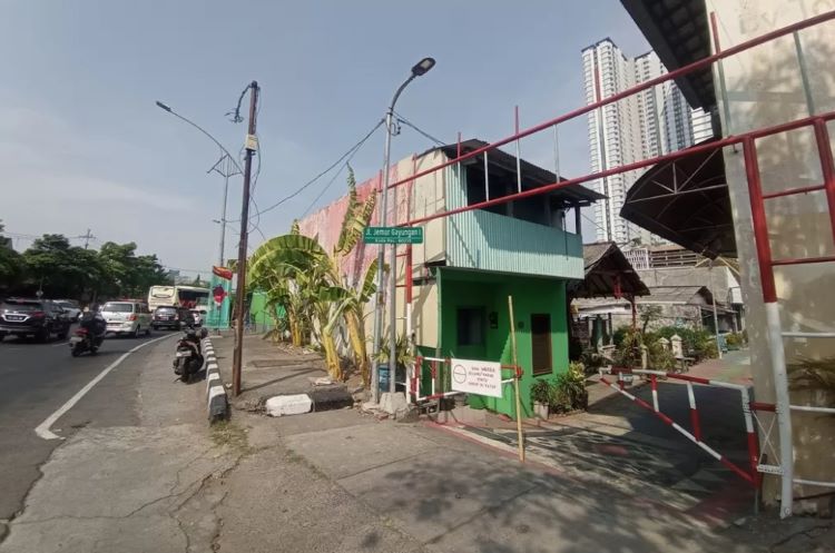 Kampung di Jalan Jemur Gayungan yang terdampak proyek dan akan digusur. (Radar Surabaya) - Image