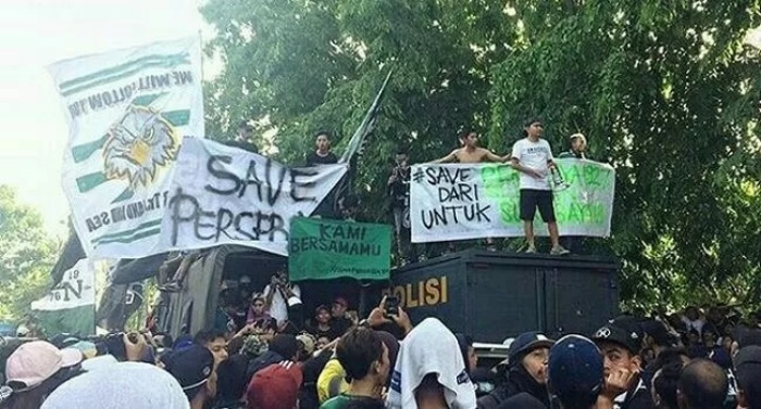 SOLIDARITAS TINGGI: Gerakan #SavePersebaya menggema di seantero Indonesia, salah satunya dari suporter PSS Sleman Brigata Curva Sud (BCS). - Image