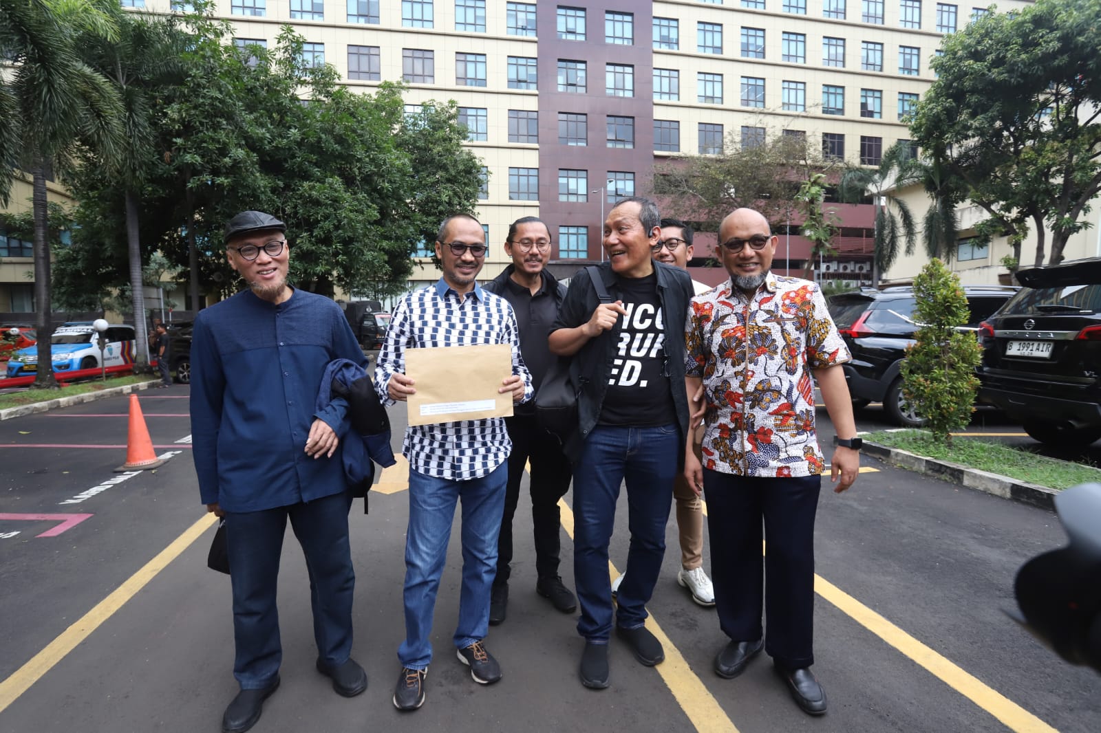 Koalisi Masyarakat Sipil ramai-ramai mendatangi Bareskrim Polri di Jakarta Selatan. (Dery Ridwansyah/ JawaPos.com) - Image