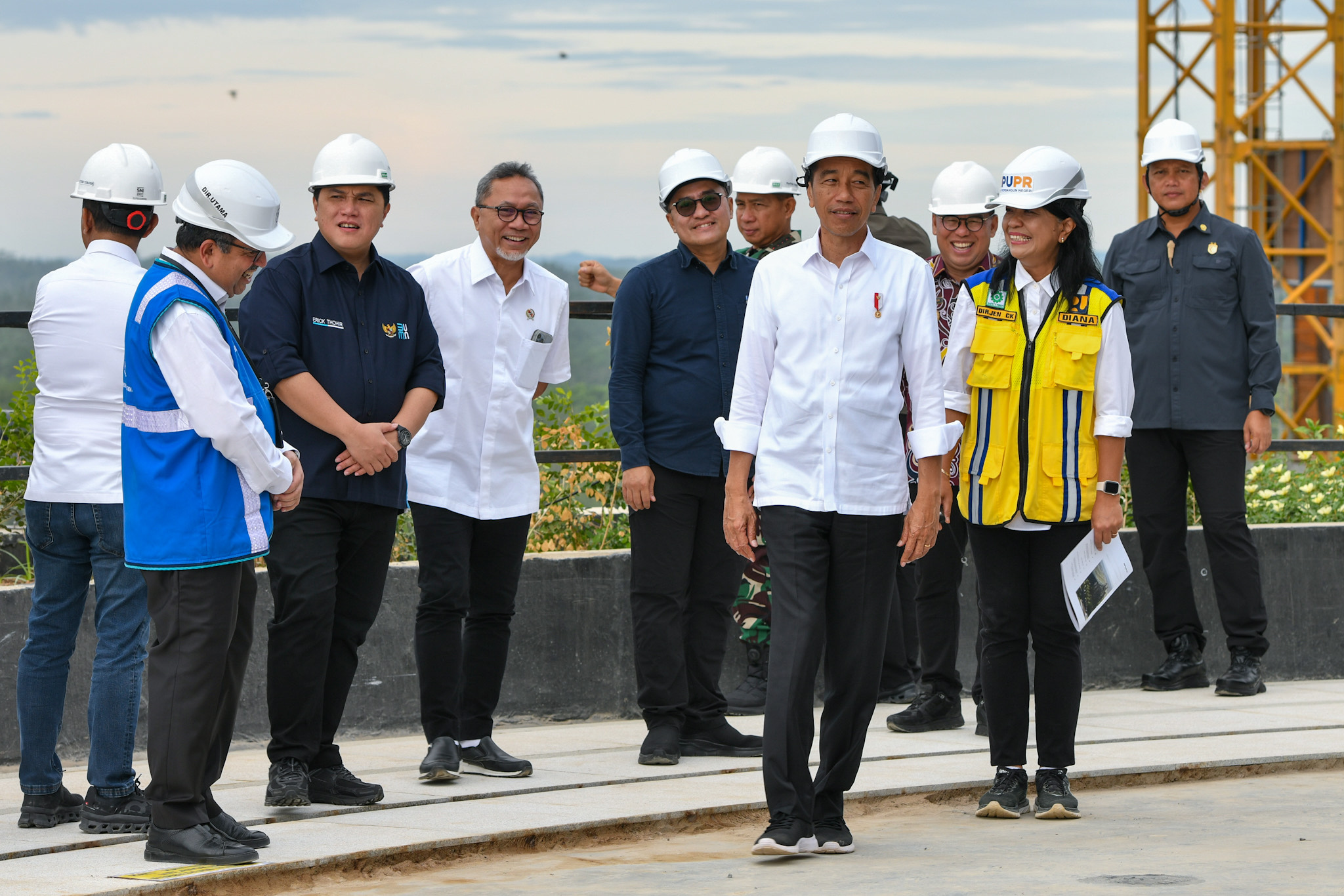 Presiden Joko Widodo (Jokowi) meninjau langsung progres pembangunan Kantor Presiden di Kawasan Ibu Kota Nusantara (IKN), Kalimantan Timur, Jumat (1/3). (Foto: Setpres) - Image