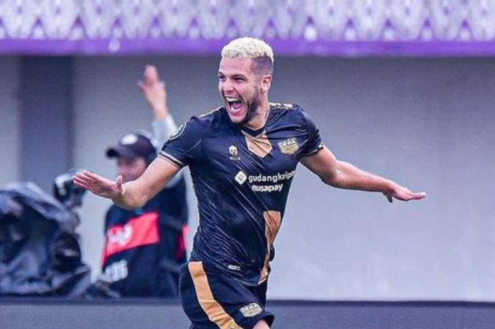MENGGALI POTENSI: Karim Rossi punya tipikal bermain yang cocok dengan determinasi tinggi Paul Munster dan bisa jadi opsi untuk mengisi lini depan. (Instagram Karim Rossi) - Image
