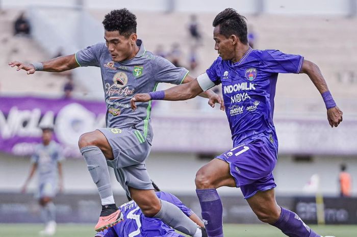 PERUBAHAN ATURAN: Mikael Tata pemain muda yang masih berusia 19 tahun berpotensi main lagi di laga kontra PSS Sleman menggantikan Reva Adi Utama yang terkena akumulasi kartu. (Persebaya Surabaya) - Image