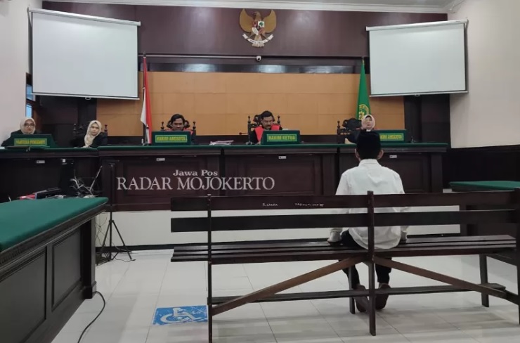 Sidang M Edy Suwarno, terdakwa penipuan CPNS, di Pengadilan Negeri Mojokerto. - Image