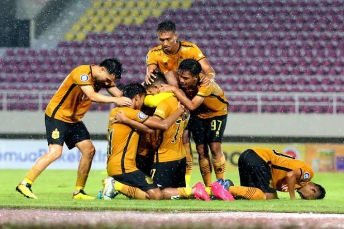 UJIAN: Pemain Bhayangkara FC mendapatkan ujian saat menjamu Madura United dalam lanjutan Liga 1 di Stadion PTIK, Jumat (1/3) malam. (Badan Liga Indonesia) - Image