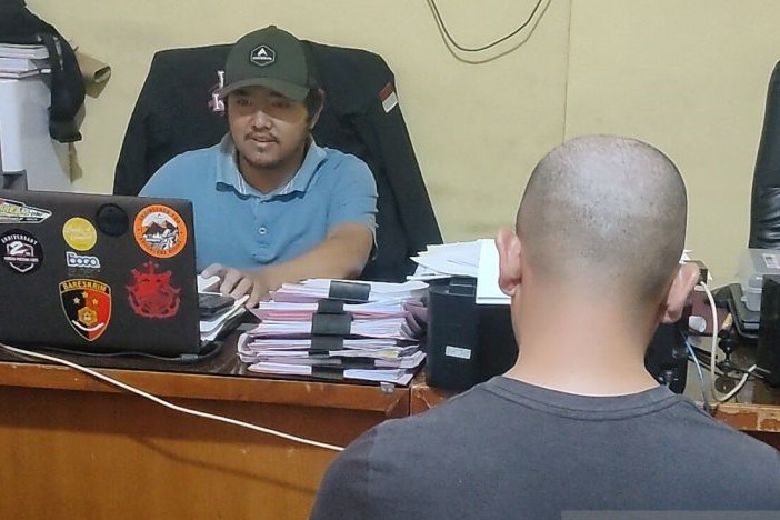 Terduga pelaku pencabulan terhadap belasan siswa SD Negeri di Kecamatan Cipanas, Kabupaten Cianjur, menjalani pemeriksaan di Mapolres Cianjur, Kamis (29/2). - Image