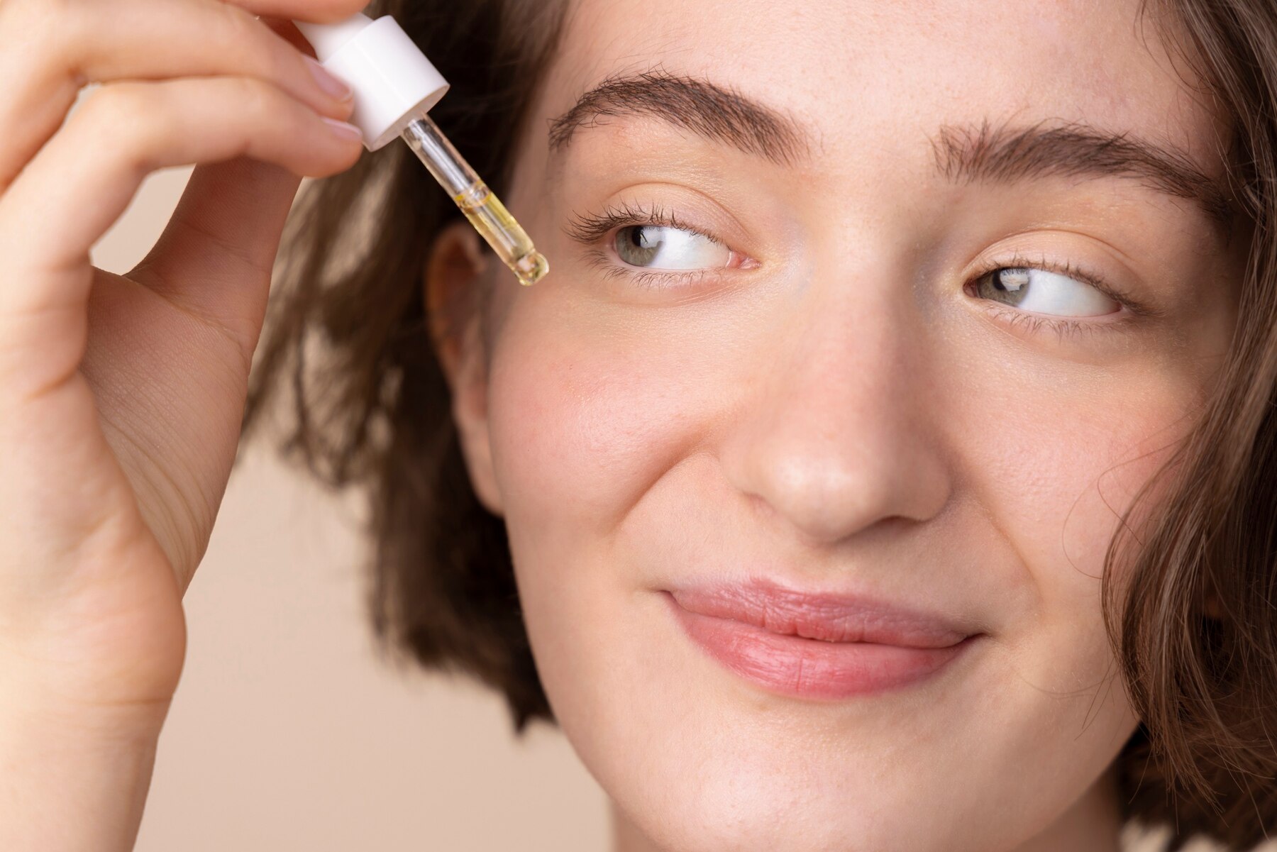 Ilustrasi seorang perempuan sedang mengaplikasikan serum niacinamide./Sumber Foto: (Freepik) - Image