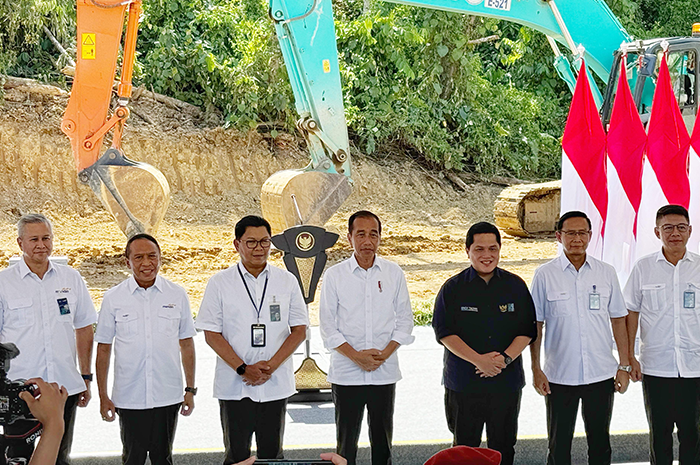 Presiden Joko Widodo didampingi Menteri BUMN Erick Thohir dan Dirut Bank Mandiri Darmawan Junaidi dalam seremoni groundbreakinb Mandiri Digital Services di IKN. - Image
