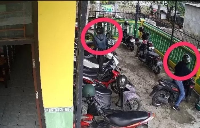Dua terduga maling terekam CCTV saat menggondol Honda Vario. - Image