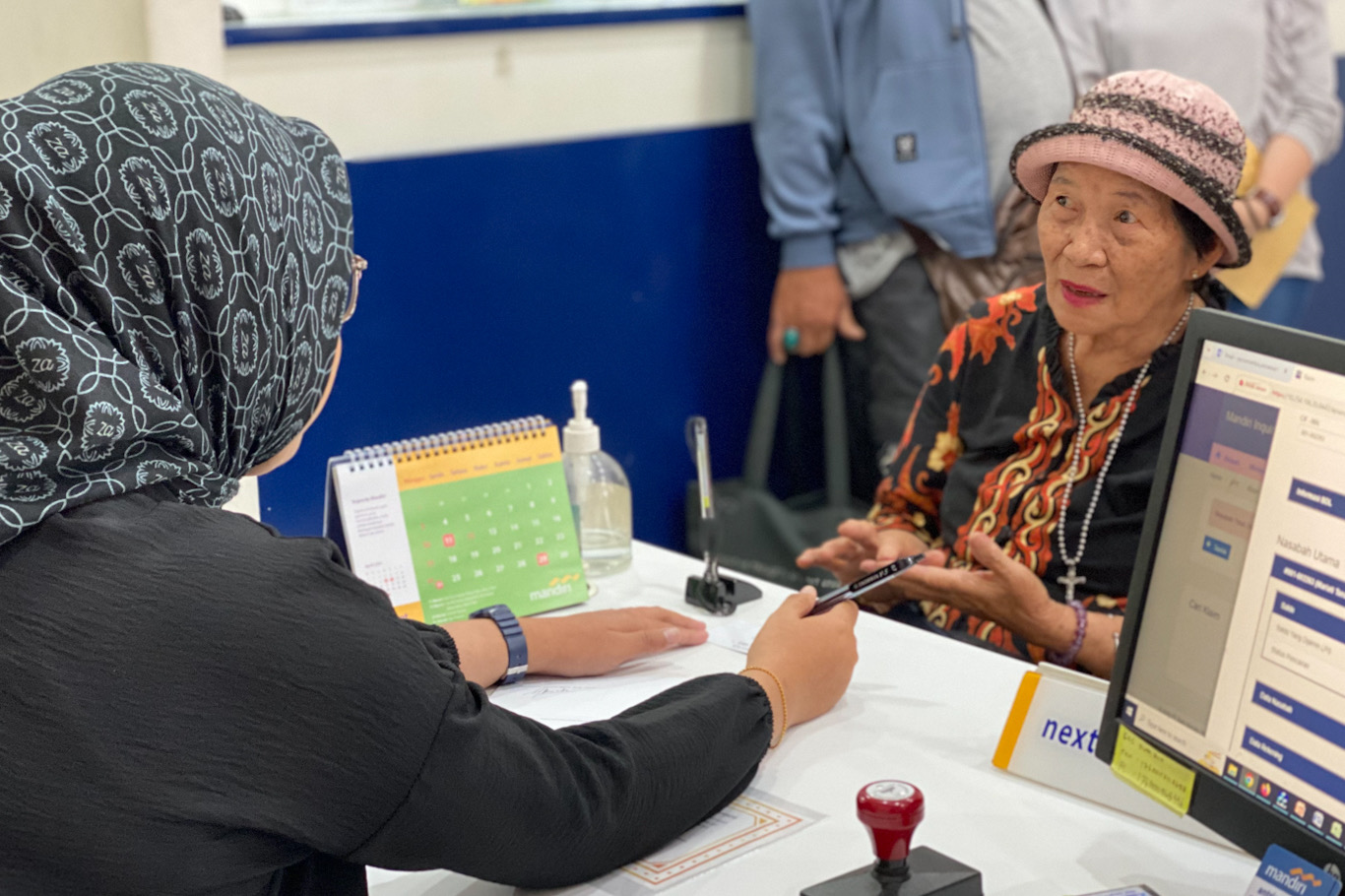 Mariati saar mengambil klaim pembayaran simpanan klaim penjaminan simpanan tahap 1 BPR EDCCASH di KCP Bank Mandiri Mikro Kelapa Dua, Tangerang. - Image