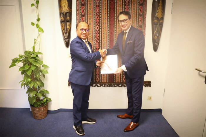Sekjen Kemnaker Anwar bertemu dengan Technical Advisor dan Vice Head TVET, Michel Wiechert di Kedutaan Besar RI Indonesia di Berlin, Jerman, Jumat (1/3/2024). - Image
