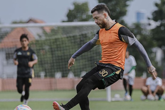 SUDAH SEHAT: Kehadiran Robson Duarte dalam latihan akan jadi energi positif Persebaya Surabaya raih kemenangan kembali di Stadion Gelora Bung Tomo. (Persebaya Surabaya) - Image