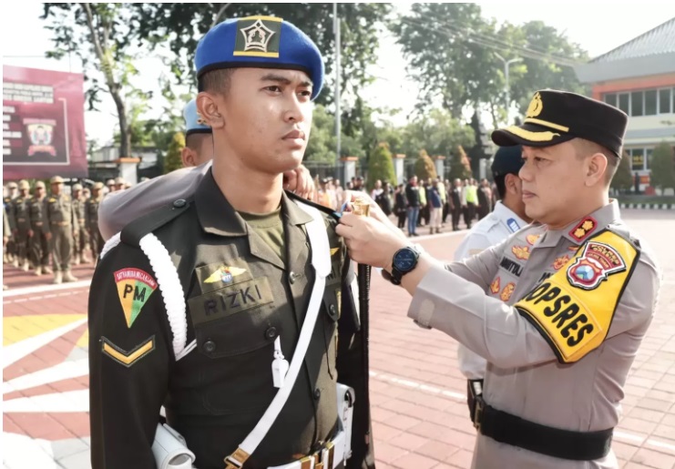 Kapolres Gresik, AKBP Aditya Pandji Anom menyematkan pita tanda dimulainya operasi Semeru 2024. - Image