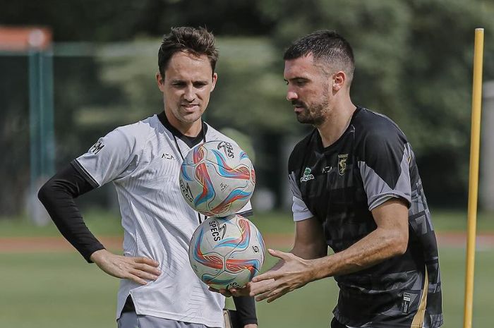 FOKUS RECOVERY: Paul Munster berusaha tetap menjaga kondisi kebugaran fisik dan mental pemain Persebaya Surabaya di tengah jadwal padat Liga 1. (Persebaya Surabaya) - Image