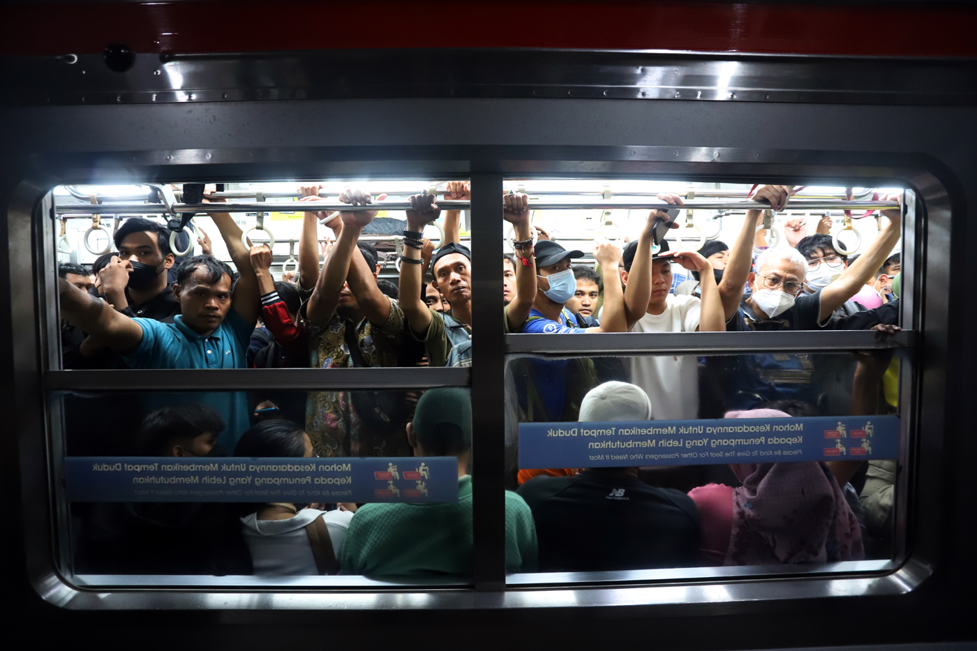 Penumpukan penumpang kereta rel listrik (KRL) terjadi di Stasiun Kebayoran Lama, Jakarta Pusat, Jumat (1/3/2024). 