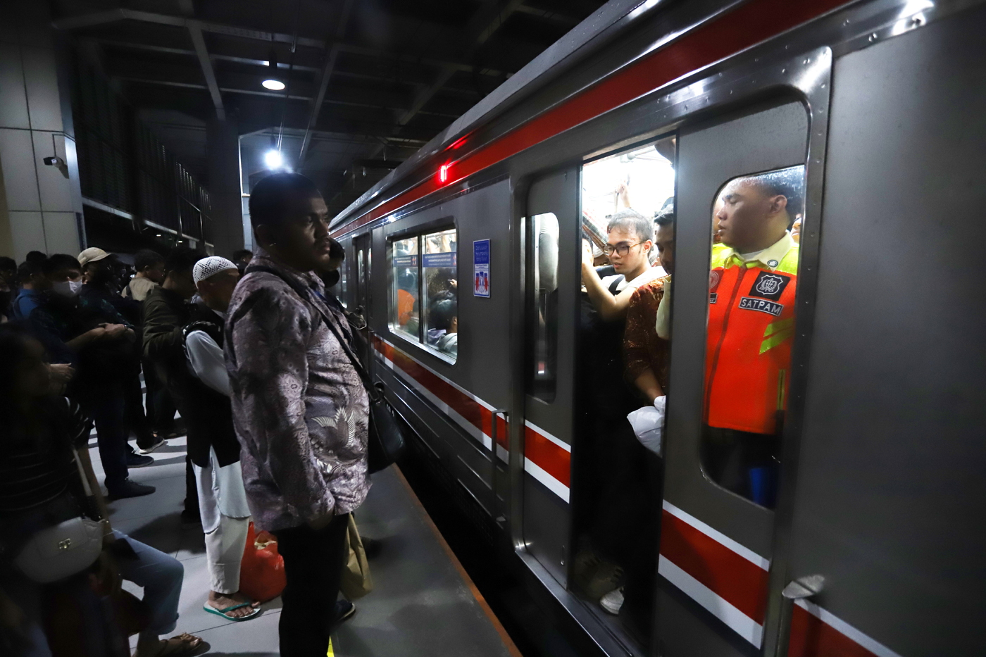 ILUSTRASI penumpang kereta rel listrik (KRL) terjadi di Stasiun Kebayoran Lama, Jakarta Pusat, Jumat (1/3/2024). 