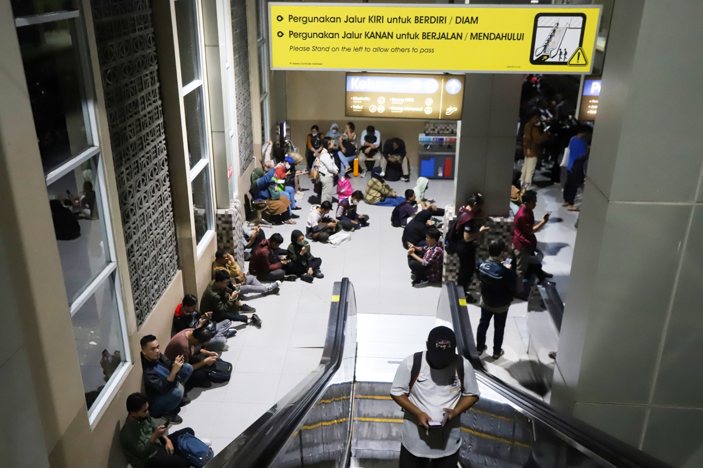 Penumpukan penumpang kereta rel listrik (KRL) terjadi di Stasiun Kebayoran Lama, Jakarta Pusat, Juma