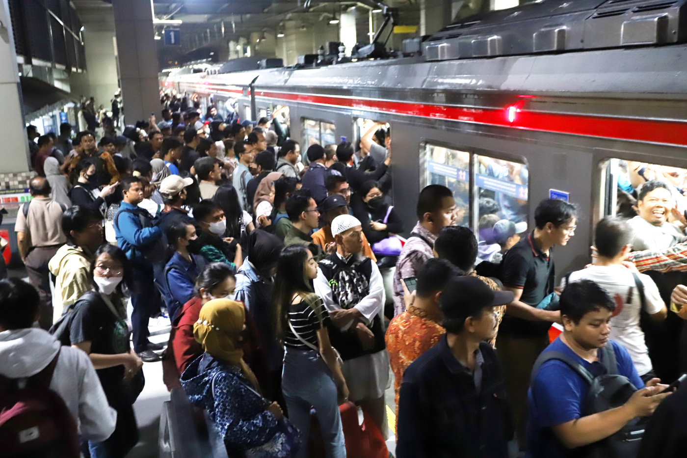 Penumpukan penumpang kereta rel listrik (KRL) terjadi di Stasiun Kebayoran Lama, Jakarta Pusat, Juma