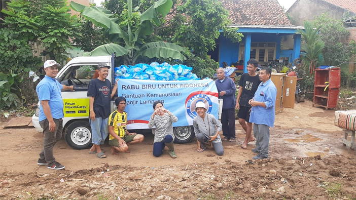 Relawan Rabu Biru menyediakan bantuan berupa obat-obatan dan makanan bagi korban bencana banjir di wilayah Bandar Lampung. - Image