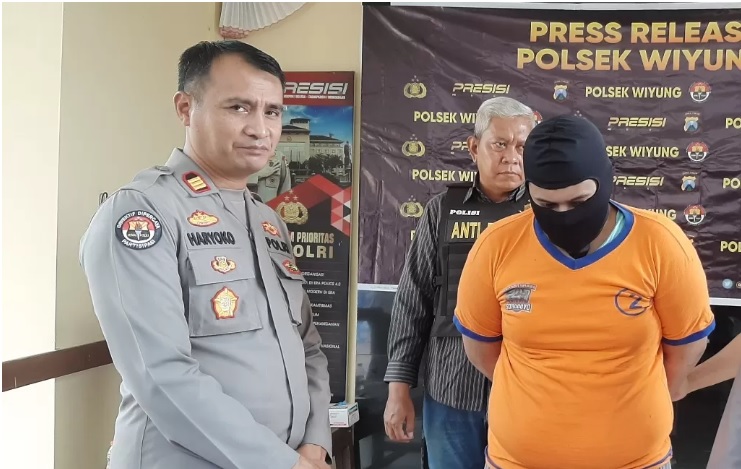 Tersangka ADP diamankan di Mapolsek Wiyung, Jumat (1/3). - Image