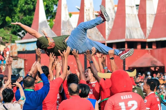 RAYAKAN HARI BERSEJARAH: Semen Padang FC ketika merayakan lolosnya mereka ke Liga 1 Indonesia musim depan. (Semen Padang FC) - Image