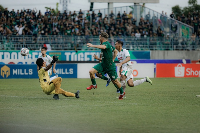 MEMORI: Ze Valente ketika mencetak gol ke gawang mantan tim, PSS Sleman. (Persebaya Surabaya) - Image