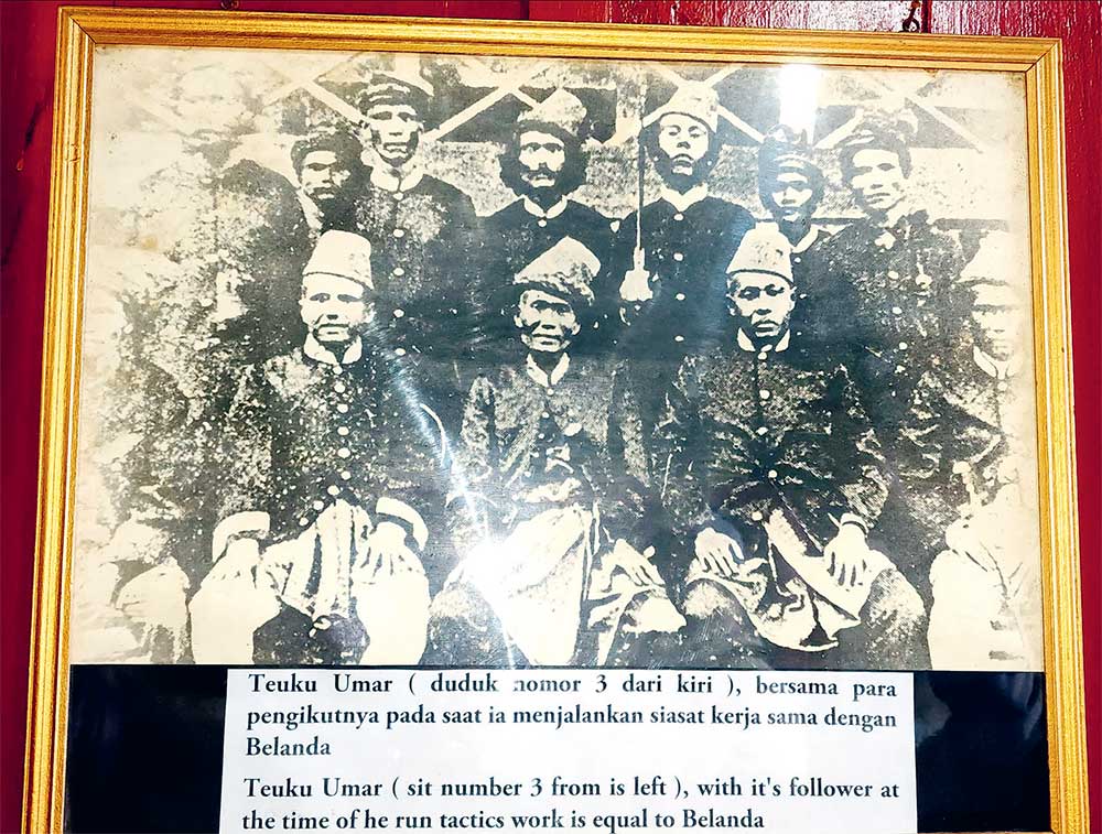 BERSEJARAH: Foto ini menceritakan Teuku Umar yang berpose bersama tentara kompeni saat dia berpura-pura bekerja sama dengan Belanda. - Image