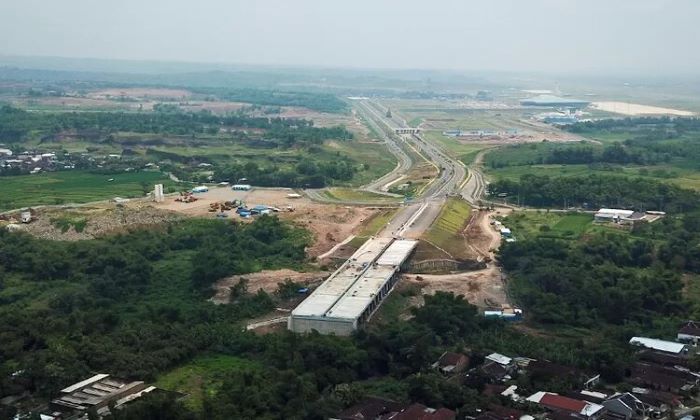 Jembatan di area Bandara Dhoho yang juga masuk rangkaian Tol Kediri-Tulungagung di dekat bandara sudah dalam tahap pembangunan - Image