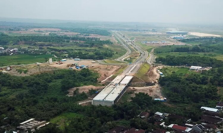 Jembatan di area Bandara Dhoho yang juga masuk rangkaian Tol Kediri-Tulungagung di dekat bandara sudah dalam tahap pembangunan. (Foto: WAHYU ADJI/JPRK) - Image