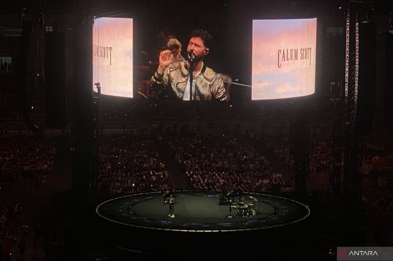 Calum Scott ketika membuka konser Ed Sheeran + - = ÷ x Tour 2024 di Jakarta International Stadium (JIS), Sabtu (2/3/2024). - Image