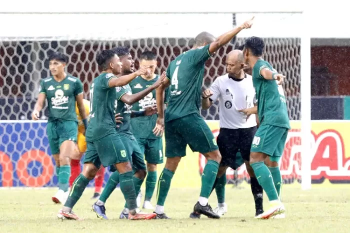 KONTROVERSIAL: Ginanjar Rahman Latief akan jadi sorotan ketika memimpin laga Persebaya Surabaya menghadapi PSS Sleman, Minggu (3/3). (JawaPos) - Image