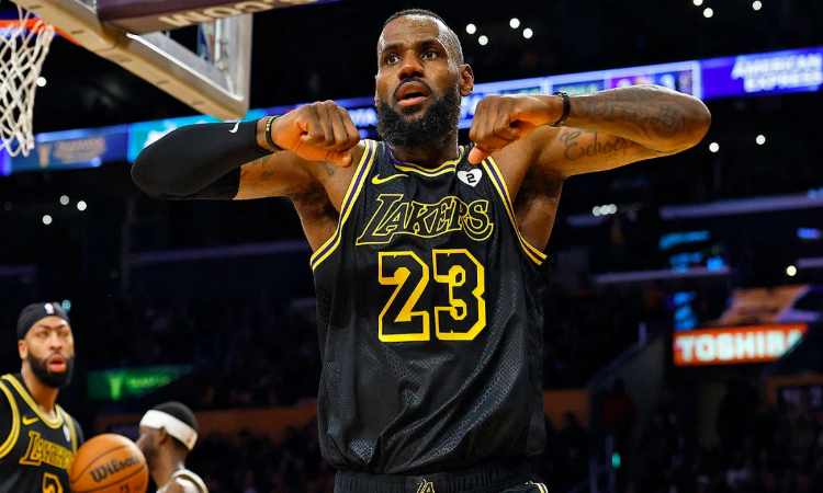 LeBron James sukses koleksi 40.000 poin menjadi pemain NBA pertama yang mencapainya ketika menghadapi Denver Nuggets pada Minggu (3/3) pagi WIB. (Foto: CBS Sports) - Image