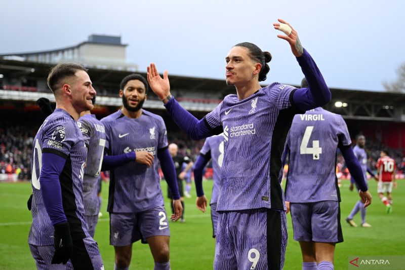 Dua pemain Liverpool Alexis Mac Allister (kiri) dan Darwin Nunez (kanan) berselebrasi dalam kemenangan 1-0 melawan Nottingham Forest pada pekan ke-27 Liga Inggris di City Ground, Sabtu (2/3/2024). - Image