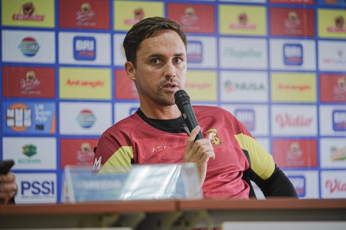 MAKSIMALKAN SKUAD: Paul Munster tetap optimistis dengan skuad yang ada semenjak kepergian Song Ui-young yang ingin fokus pemulihan terhadap cederanya. (Persebaya Surabaya) - Image
