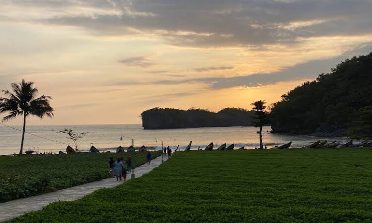 Gradasi pantai dan sawah di Pantai Kuyon (Google map/Yuli Yuanisti) - Image
