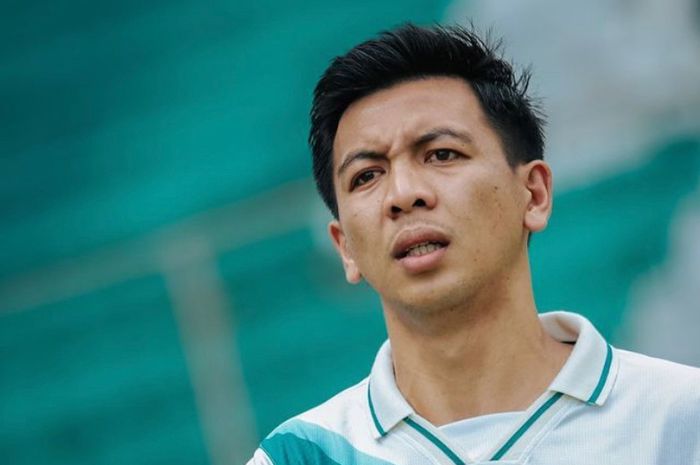 KASAR: Wahyudi Hamisi bermain kasar ketika laga Persebaya Surabaya vs PSS Sleman dengan menginjak kepala Bruno Moreira. (PSS Sleman) - Image
